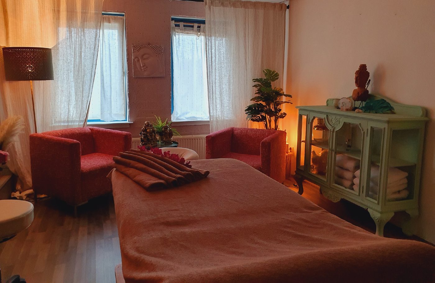 De behandelruimte van Wellness aan Zee met massagetafel en zachte verlichting